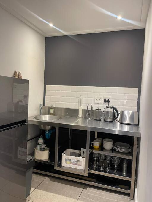 Central Modern Studio Apartment, Hermanus Waterfront Extérieur photo