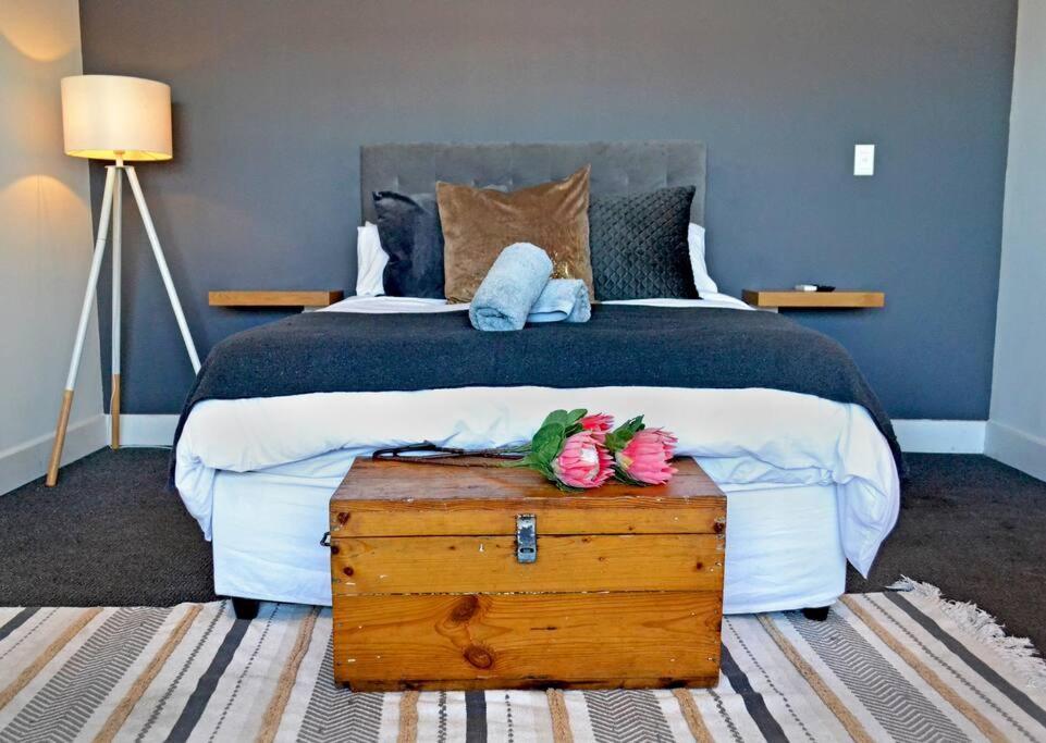 Central Modern Studio Apartment, Hermanus Waterfront Extérieur photo