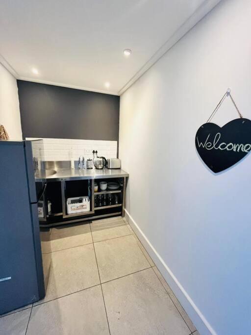 Central Modern Studio Apartment, Hermanus Waterfront Extérieur photo