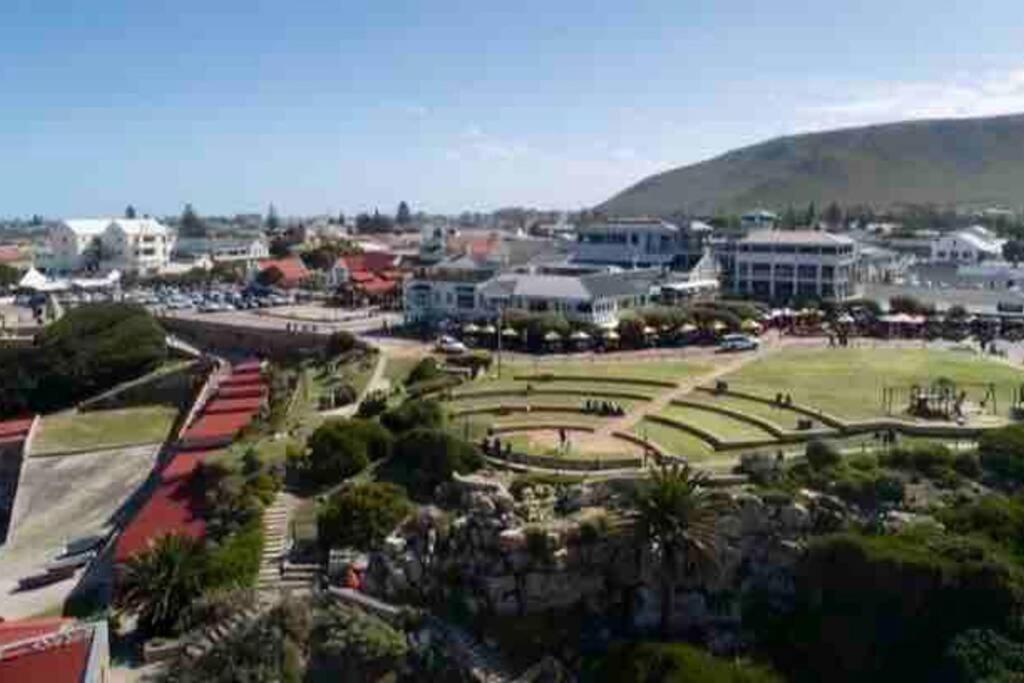 Central Modern Studio Apartment, Hermanus Waterfront Extérieur photo