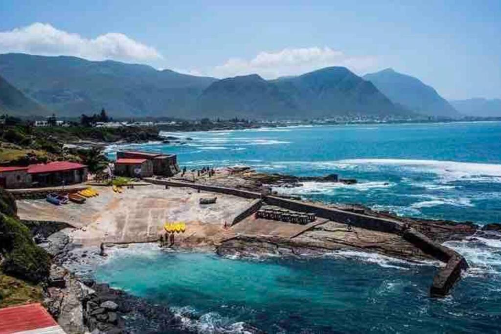 Central Modern Studio Apartment, Hermanus Waterfront Extérieur photo
